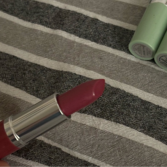 NIB clinique bundle ! 4 lipsticks and 1 “chubby stick” lip and cheek color ! - Picture 7 of 11